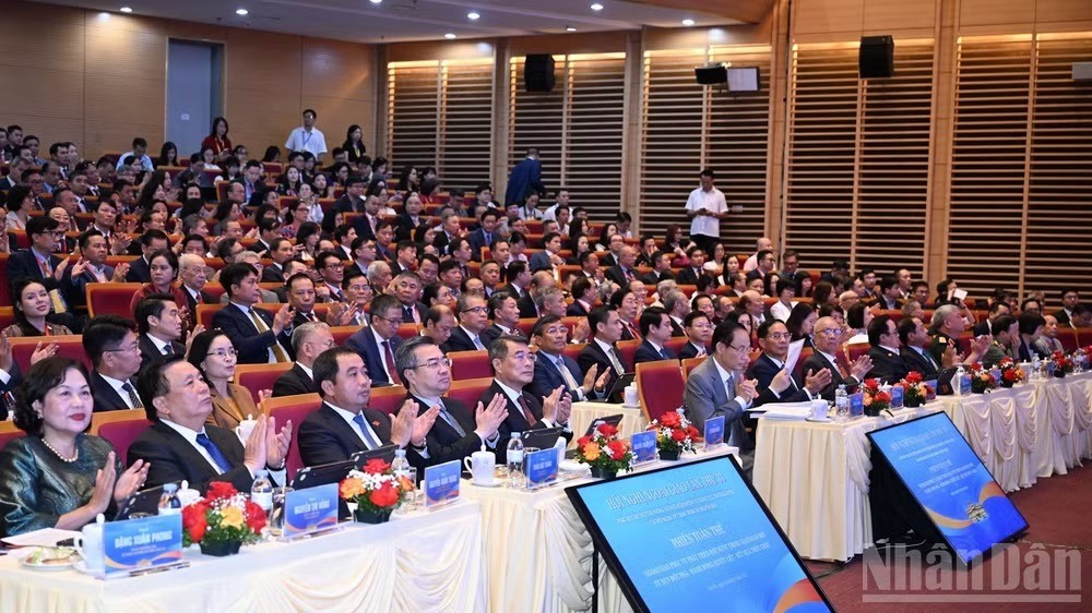 Thủ tướng Chính phủ Lê Minh Hưng và các đồng chí lãnh đạo, đại biểu tham dự Phiên toàn thể Ngoại giao phục vụ phát triển đất nước trong giai đoạn mới. (Ảnh: Trần Hải)