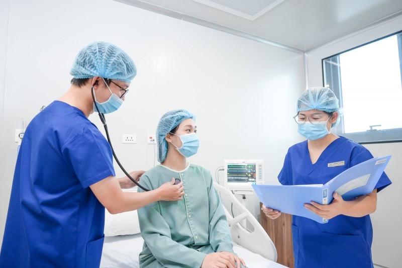 Đội ngũ y bác sĩ Vinmec phối hợp thăm khám, theo dõi và chăm sóc người bệnh theo quy trình chuyên môn chặt chẽ, bảo đảm an toàn và trải nghiệm điều trị toàn diện.(Ảnh: Vinmec) Đội ngũ y bác sĩ Vinmec phối hợp thăm khám, theo dõi và chăm sóc người bệnh theo quy trình chuyên môn chặt chẽ, bảo đảm an toàn và trải nghiệm điều trị toàn diện.(Ảnh: Vinmec)