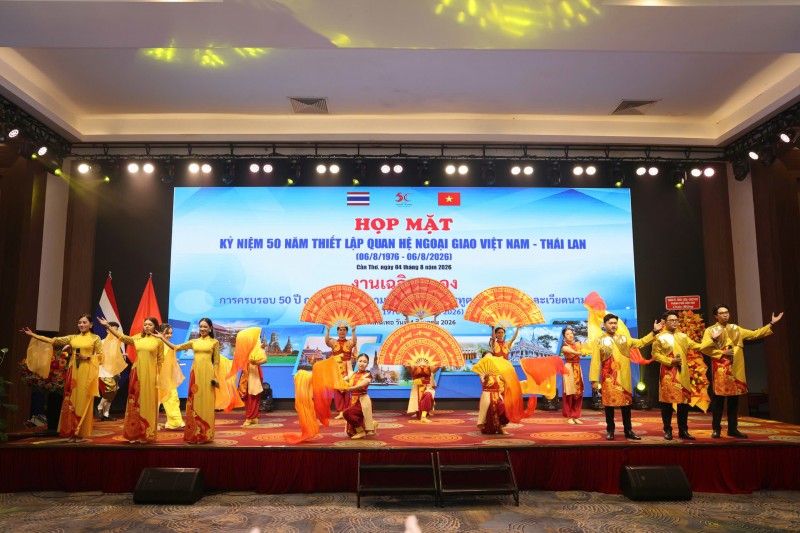 Giao lưu nhân dân góp phần đưa quan hệ Thái Lan - Việt Nam ngày càng gắn bó, gần gũi Giao lưu nhân dân góp phần đưa quan hệ Thái Lan - Việt Nam ngày càng gắn bó, gần gũi