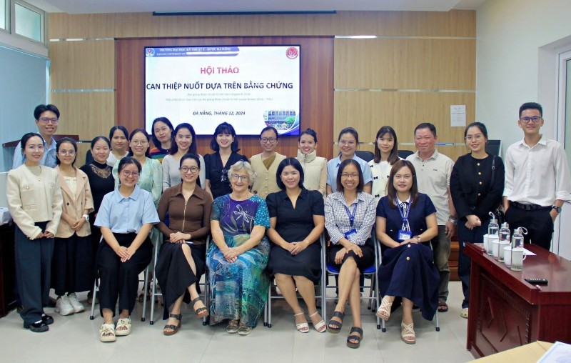ThS.Lương Thị Cẩm Vân (hàng đầu, thứ ba, từ phải) và các đồng nghiệp tại Hội thảo Can thiệp nuốt dựa trên bằng chứng. ThS.Lương Thị Cẩm Vân (hàng đầu, thứ ba, từ phải) và các đồng nghiệp tại Hội thảo Can thiệp nuốt dựa trên bằng chứng.
