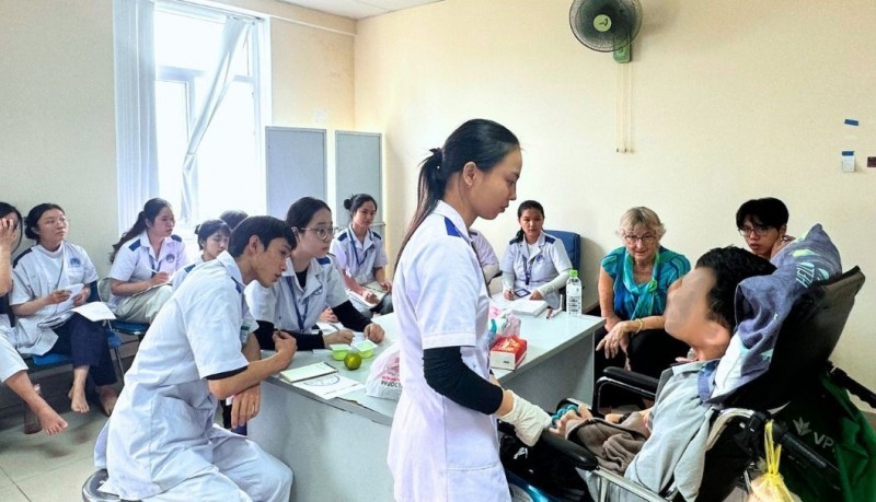 Sinh viên khóa 2 Cử nhân NNTL, Trường ĐH KTYD Đà Nẵng, thực hành lâm sàng tại Bệnh viện Chỉnh hình và PHCN Đà Nẵng dưới sự hướng dẫn của chuyên gia NNTL Australia – ThS.Louise Fearon Brown. Sinh viên khóa 2 Cử nhân NNTL, Trường ĐH KTYD Đà Nẵng, thực hành lâm sàng tại Bệnh viện Chỉnh hình và PHCN Đà Nẵng dưới sự hướng dẫn của chuyên gia NNTL Australia – ThS.Louise Fearon Brown.