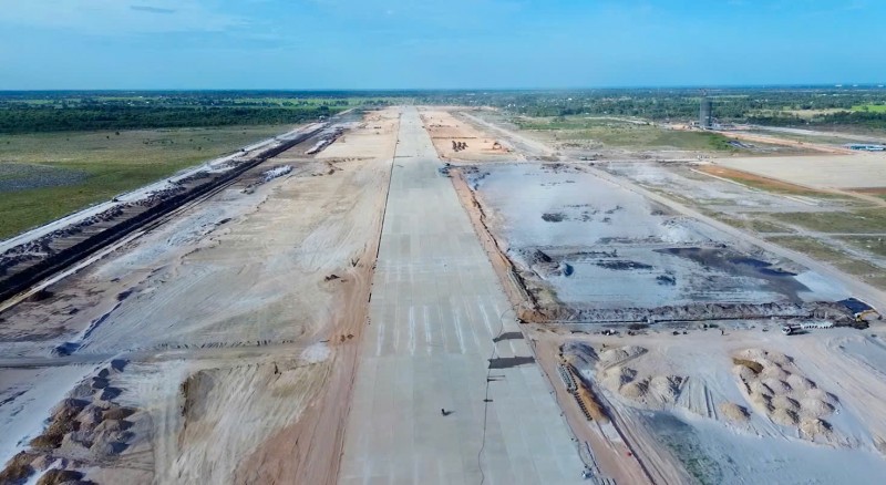 Ảnh 5: Đường cất hạ cánh và hạ tầng khu bay đã được hoàn thiện. (Ảnh: Anh Chiến) Ảnh 5: Đường cất hạ cánh và hạ tầng khu bay đã được hoàn thiện. (Ảnh: Anh Chiến)