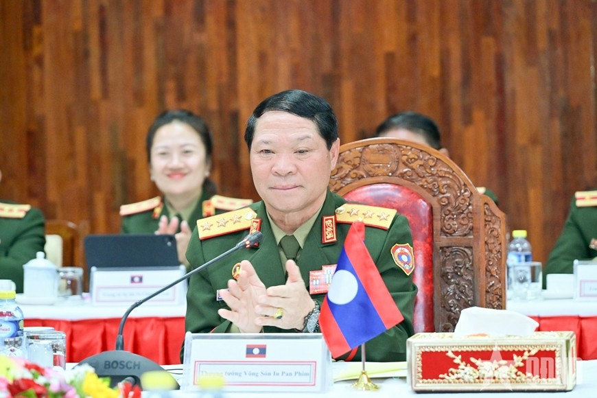Thượng tướng Vongsone Inpanphim phát biểu tại hội đàm. Thượng tướng Vongsone Inpanphim phát biểu tại hội đàm.
