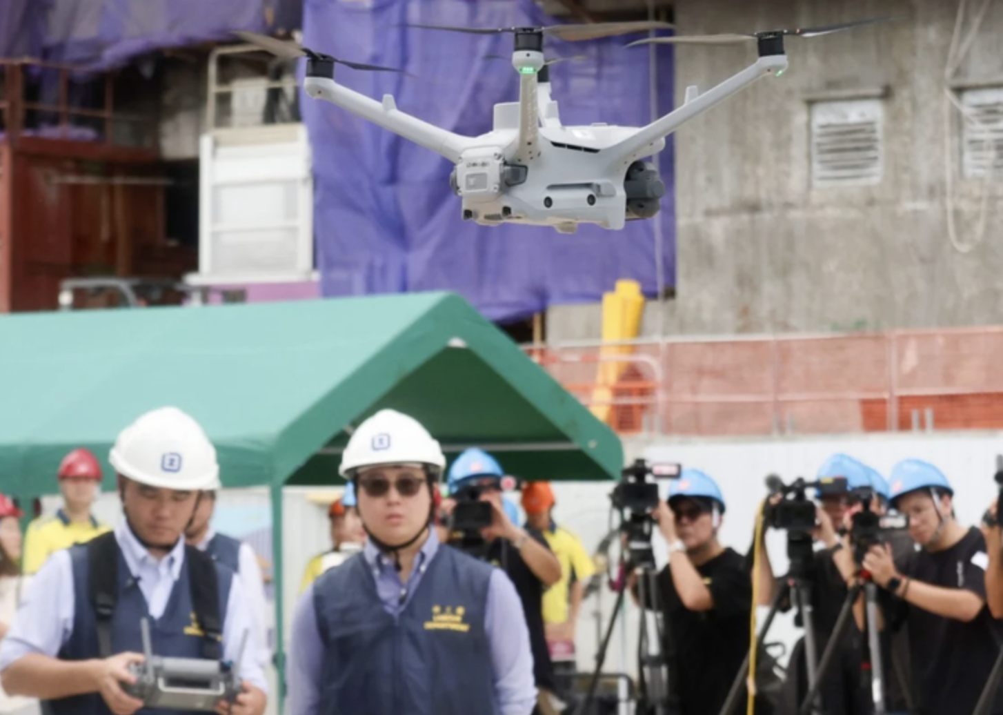 Máy bay không người lái tích hợp camera ảnh nhiệt được Sở Lao động Hong Kong thử nghiệm để phát hiện nguồn nhiệt và hành vi hút thuốc trái phép tại các công trường xây dựng - Ảnh: SCMP Máy bay không người lái tích hợp camera ảnh nhiệt được Sở Lao động Hong Kong thử nghiệm để phát hiện nguồn nhiệt và hành vi hút thuốc trái phép tại các công trường xây dựng - Ảnh: SCMP