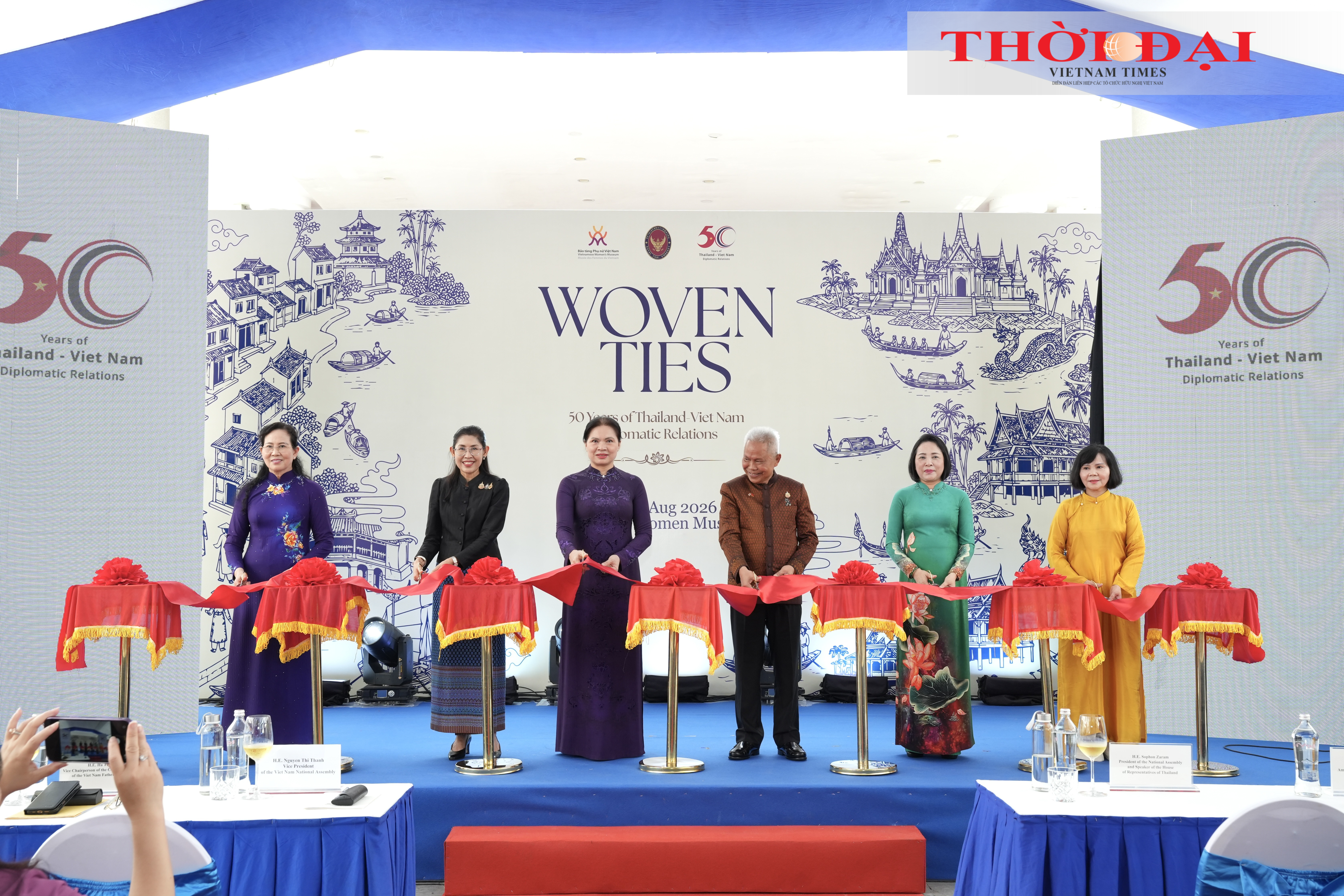 Chủ tịch Quốc hội kiêm Chủ tịch Hạ viện Thái Lan Sophon Zaram cùng các đại biểu cắt băng khai mạc triển lãm. (Ảnh: 