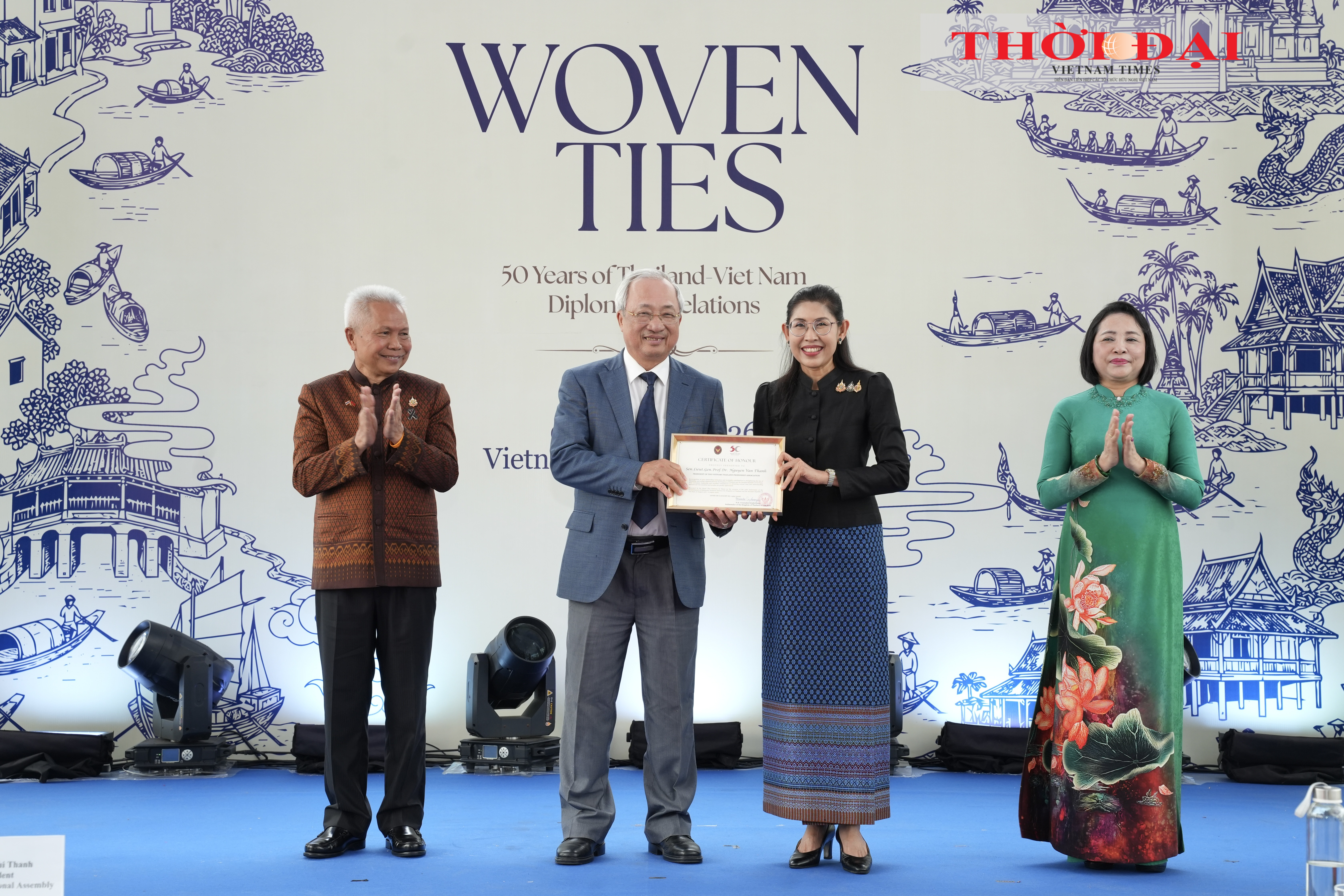  Đại sứ quán Thái Lan tại Việt Nam trao bằng vinh danh Chủ tịch Hội hữu nghị Việt Nam - Thái Lan Nguyễn Văn Thành. (Ảnh: Thanh Thảo)