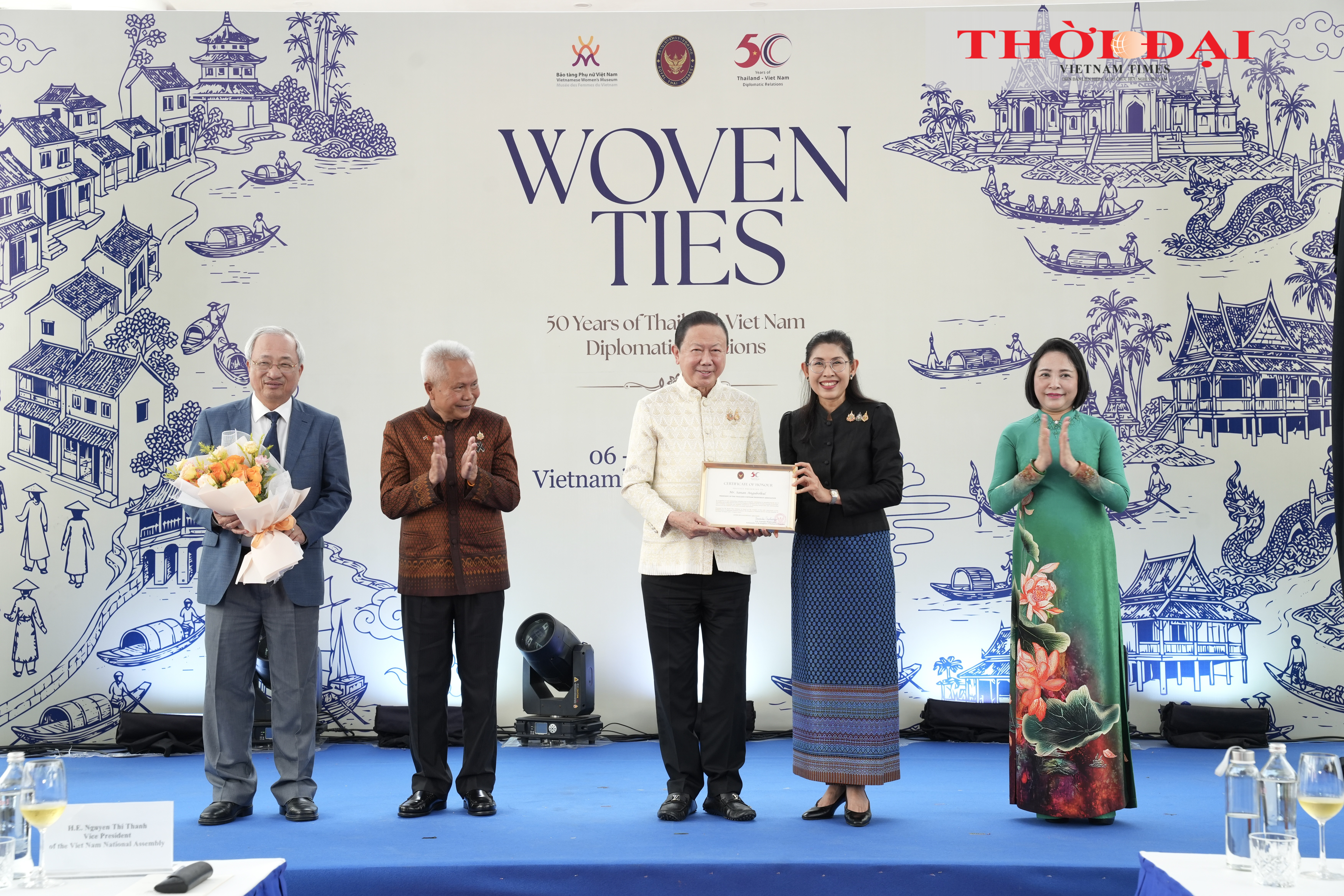 Đại sứ Thái Lan tại Việt Nam Urawadee Sriphiromaya trao bằng vinh danh Chủ tịch Hội hữu nghị Thái Lan - Việt Nam Sanan Angubolkul