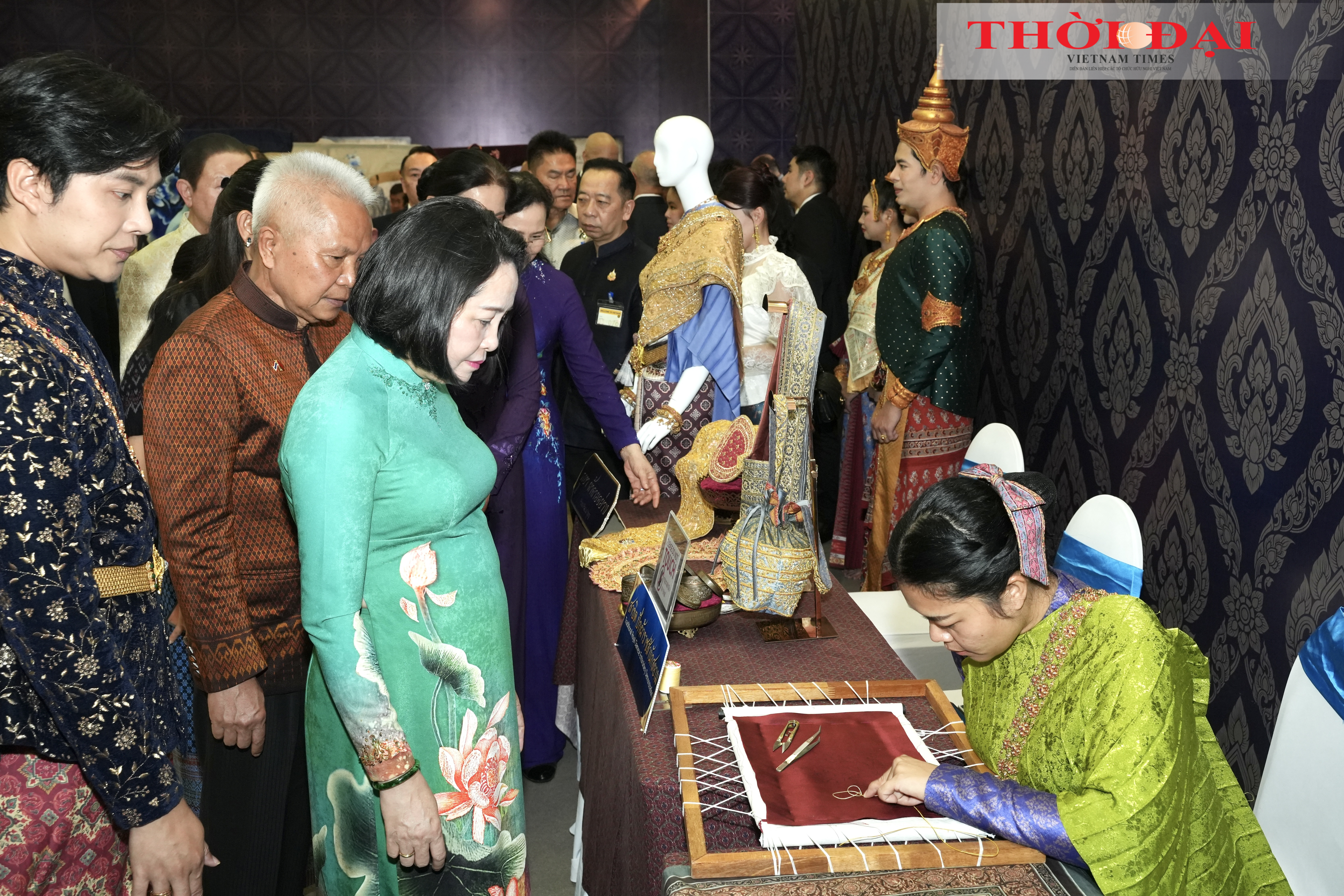 Chủ tịch Quốc hội kiêm Chủ tịch Hạ viện Thái Lan Sophon Zaram, Phó Chủ tịch Quốc hội Nguyễn Thị Thanh và các đại biểu tham quan triển lãm. (Ảnh: Thanh Thảo)