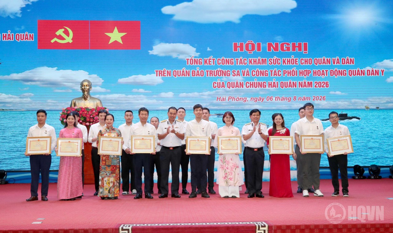 Thủ trưởng Cục Hậu cần-Kỹ thuật Hải quân trao Bằng khen của Quân chủng Hải quân tặng các cá nhân