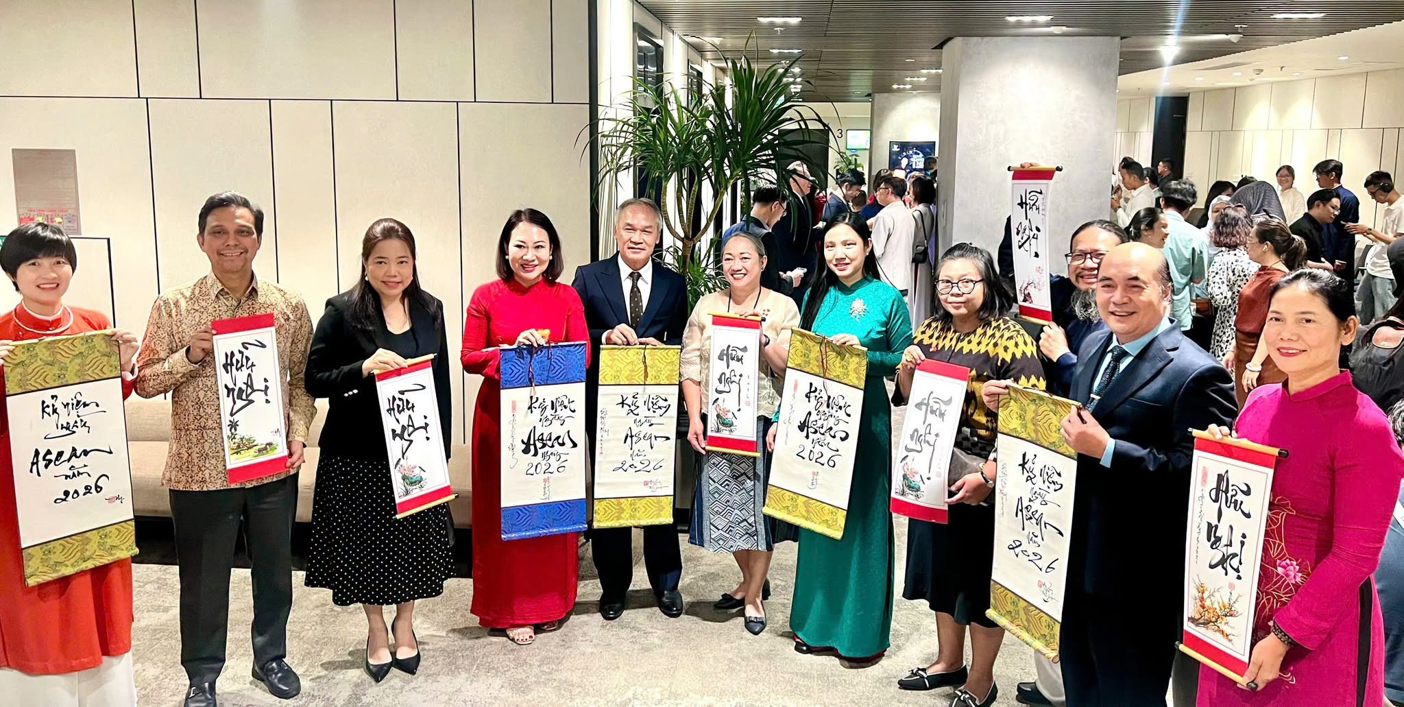 Tổng lãnh sự các nước thành viên ASEAN tại Thành phố Hồ Chí Minh và những bức thư pháp được tặng tại buổi họp mặt. Tổng lãnh sự các nước thành viên ASEAN tại Thành phố Hồ Chí Minh và những bức thư pháp được tặng tại buổi họp mặt.