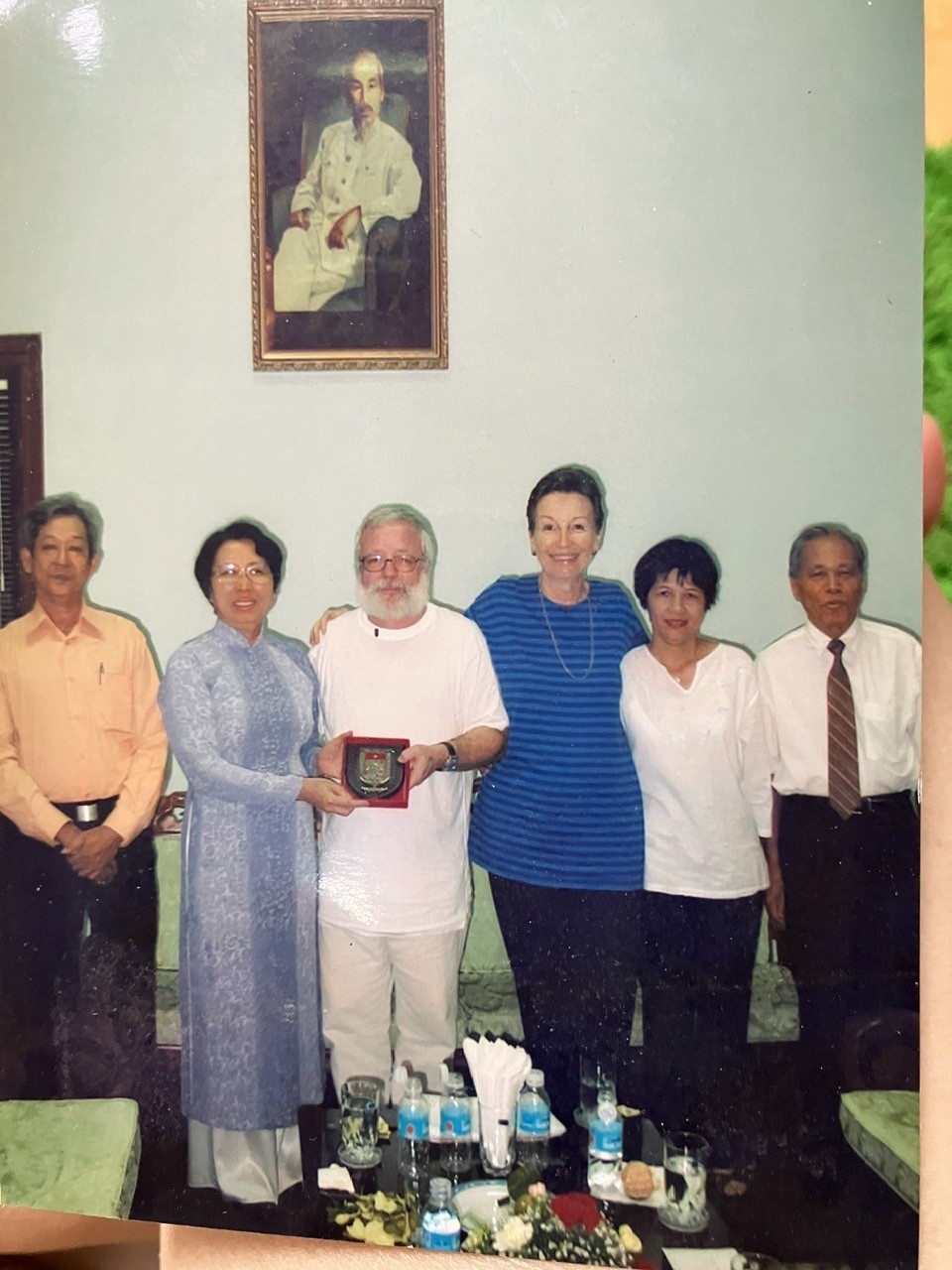 Liên hiệp các tổ chức hữu nghị TP.HCM tặng biểu trưng của Liên hiệp cho ông Marco Medici (thứ tư từ phải sang), Ủy viên Hội Thụy Sĩ - Việt Nam, bà Margrit Schlosser (thứ ba từ phải sang), đại diện Terre des Hommes Lausanne tại TP.HCM, nguyên Chủ tịch Hội Thụy Sĩ - Việt Nam. Liên hiệp các tổ chức hữu nghị TP.HCM tặng biểu trưng của Liên hiệp cho ông Marco Medici (thứ tư từ phải sang), Ủy viên Hội Thụy Sĩ - Việt Nam, bà Margrit Schlosser (thứ ba từ phải sang), đại diện Terre des Hommes Lausanne tại TP.HCM, nguyên Chủ tịch Hội Thụy Sĩ - Việt Nam.