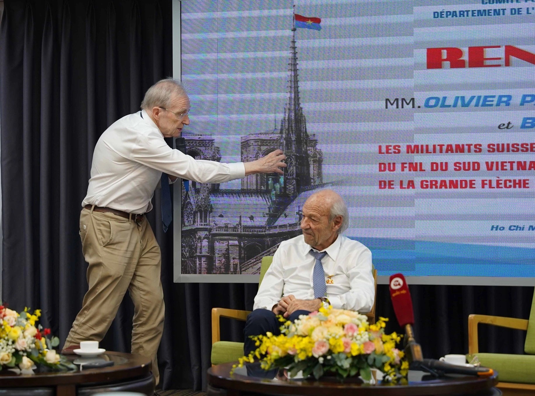 Từ trái qua: Ông Olivier Parriaux và ông Bernard Bachelard, hai trong ba người treo lá cờ Mặt trận Dân tộc Giải phóng miền Nam Việt Nam trên đỉnh tháp nhà thờ Đức Bà Paris (Pháp) năm 1969. (Ảnh: Báo Dân trí) Từ trái qua: Ông Olivier Parriaux và ông Bernard Bachelard, hai trong ba người treo lá cờ Mặt trận Dân tộc Giải phóng miền Nam Việt Nam trên đỉnh tháp nhà thờ Đức Bà Paris (Pháp) năm 1969. (Ảnh: Báo Dân trí)