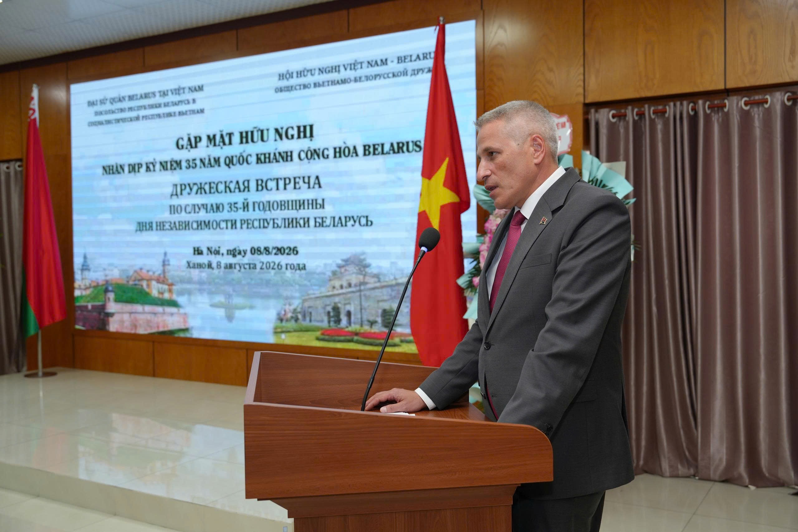 Đại sứ Đặc mệnh toàn quyền Cộng hòa Belarus tại Việt Nam Uladzimir Baravikou