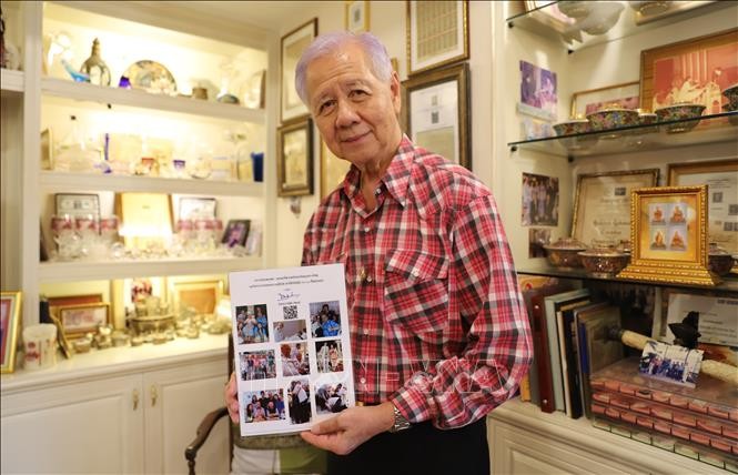 PGS.TS Anatchai Rattakul với những hình ảnh kỷ niệm về người cha đáng kính. (Ảnh: TTXVN) PGS.TS Anatchai Rattakul với những hình ảnh kỷ niệm về người cha đáng kính. (Ảnh: TTXVN)