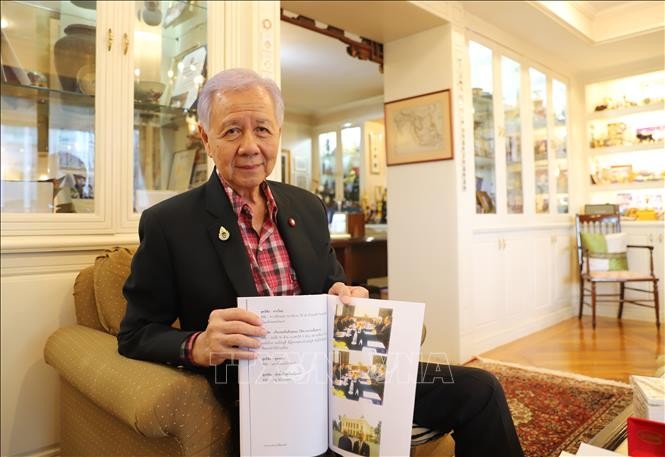 PGS.TS Anatchai Rattakul luôn trân trọng những ngày được tháp tùng cha trong nhiều chuyến thăm Việt Nam. (Ảnh: TTXVN) PGS.TS Anatchai Rattakul luôn trân trọng những ngày được tháp tùng cha trong nhiều chuyến thăm Việt Nam. (Ảnh: TTXVN)
